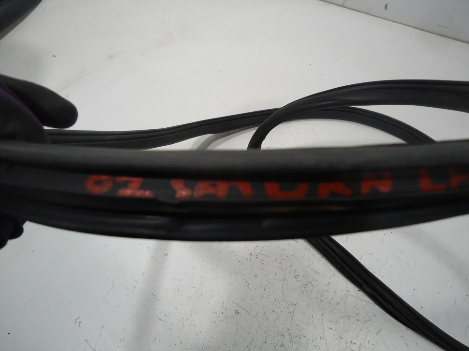 Station Wagon Saturn LW300 2002 puerta delantera izquierda goma sellado de goma Foto 2 de 4