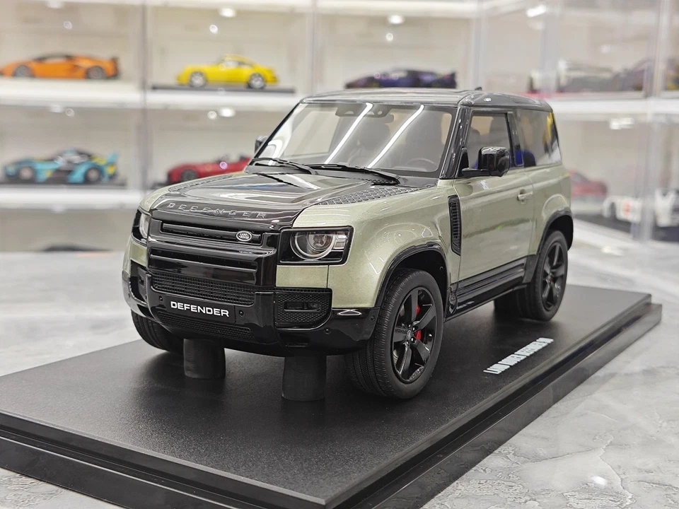 Miniature GT Spirit 1:18 Land Rover Defender ROVER P400 Limited Resin Car Model - Image 3 of 4