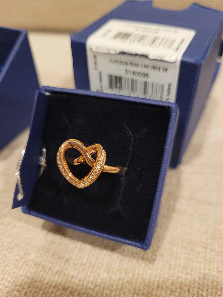 全新带盒 施华洛世奇 玫瑰金 色 丘比特 戒指 - 玫瑰金 带盒子和包 伟大的礼物! — 第 3/4 张图片