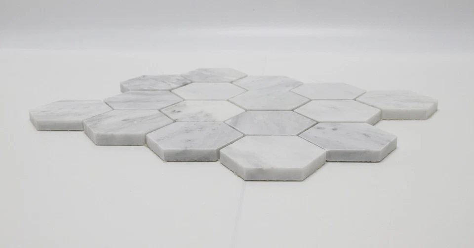 Azulejo de mosaico de mármol blanco Carrara con mango hexagonal piedra natural azulejo de ducha de baño Foto 4 de 4