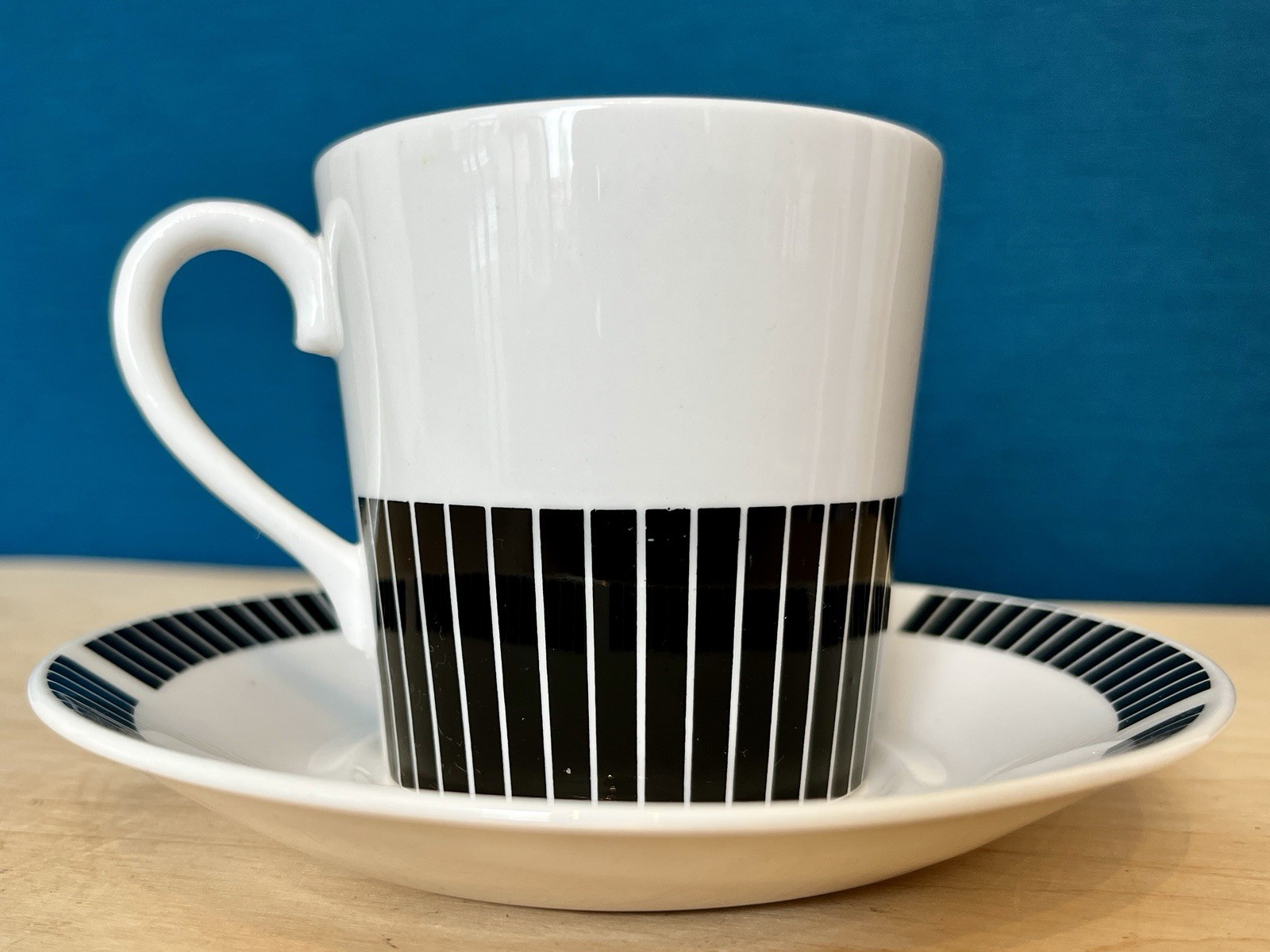 Royal Osborne Black & White Bone China Tea Cups & Saucers Set of 4 1960s image 8