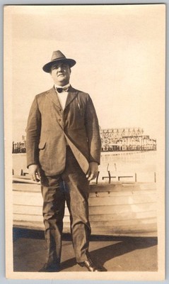Vtg B&W Snapshot Dapper Man In Suit Bow Tie Fedora Hat By Boat Pier Bay 1920s