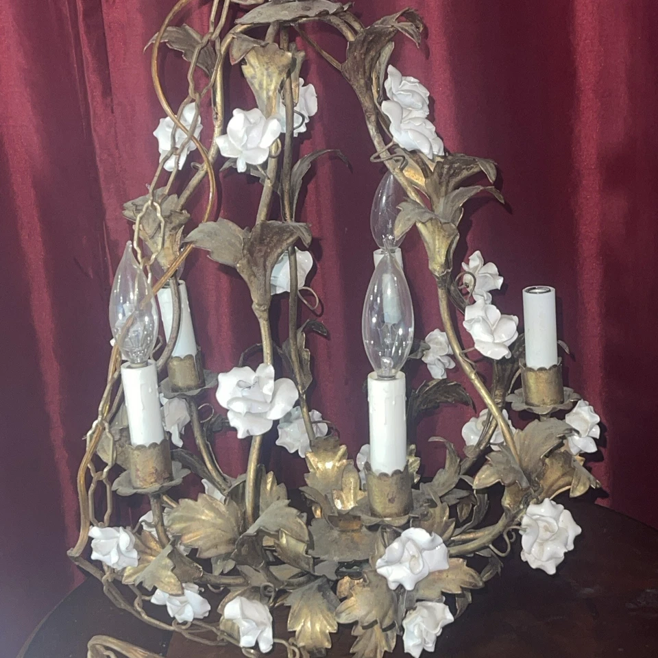 Lámpara araña italiana vintage de mediados de siglo metal oro rosas doradas porcelana Foto 3 de 4