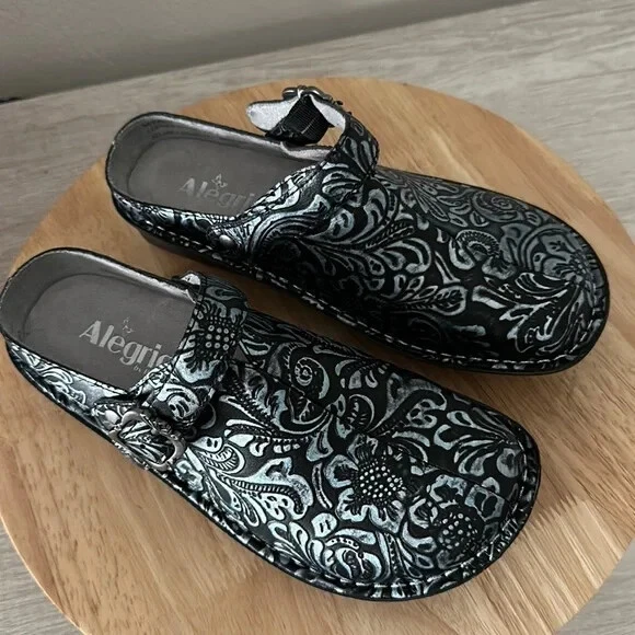 Leather clogs hotsell with backstrap