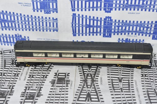 Hornby R439 Mk3 Coach InterCity 125 HST Swallow Livery 42251 OO Gauge