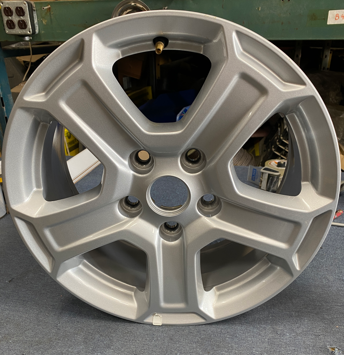 2018-2023 Jeep Wrangler 9216 Wheel 17 x 7-1/2 Rim 5 Spoke Silver