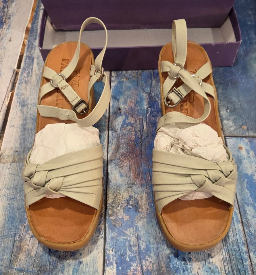 Famolare Knot So Fast Pearl Leather Wavy Wedge Sandals Size 8 - Image 2 of 4