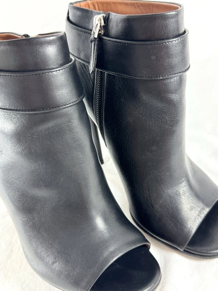 Botines GIVENCHY de cuero negro con bloqueo de tiburón punta abierta marcados como 35 - 5 EE. UU. Foto 4 de 4