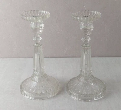 Paire de bougeoirs en verre moulé, décor main - Photo 1/4