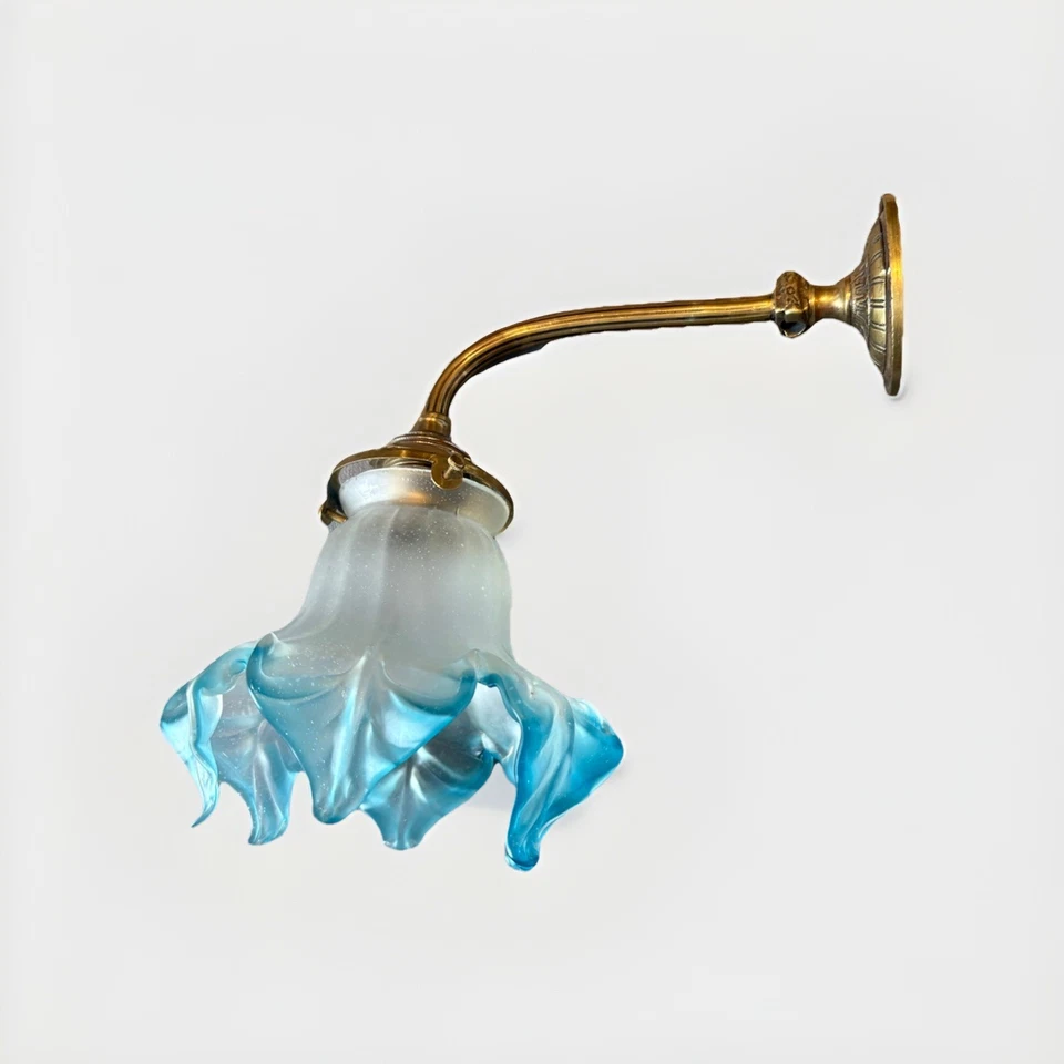 Apliques franceses vintage de latón dorado y vidrio lámpara de pared. Victoriano. Foto 3 de 4