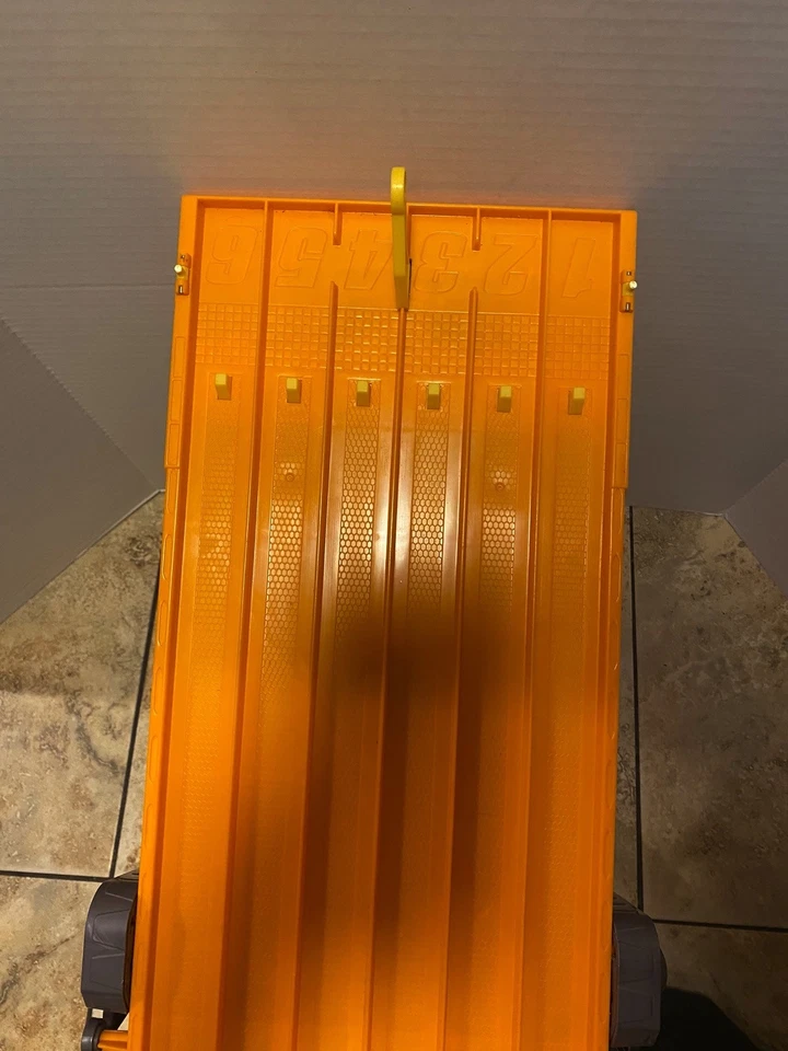 Hot Wheels Super 6 Lane Raceway 1:64 with Electronic Gate Finish Line - Image 2 of 4