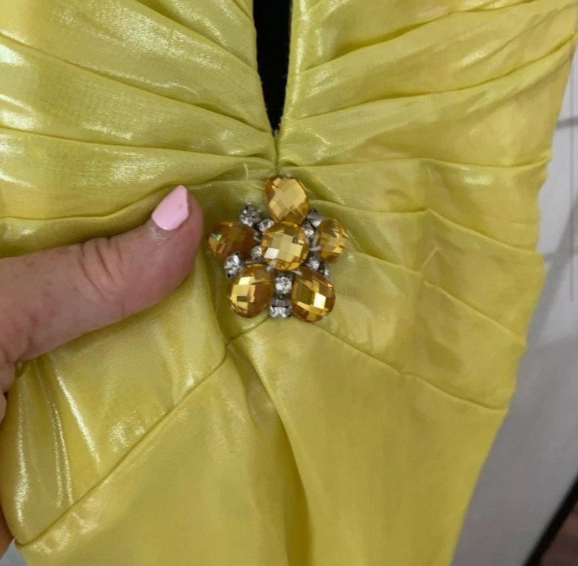 Vestido de Noche Amarillo Vibrante Colección Atelier Alyse Satin Rouge Talla 2 Foto 4 de 4