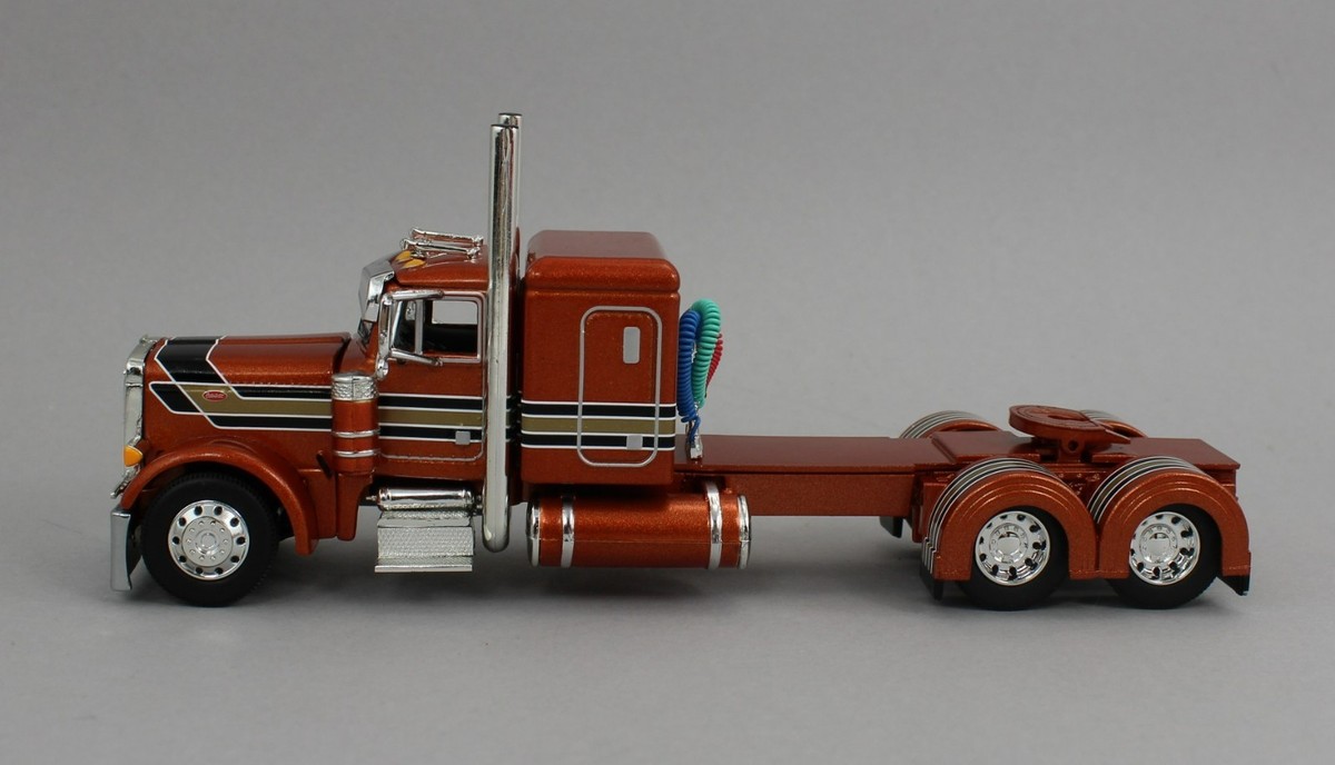 1:64 DCP 2025 NFTM #2 *ORANGE* Peterbilt 379 Flattop & Wilson