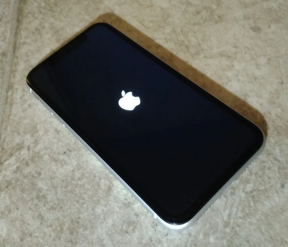 Apple iPhone XR  - 128GB - Bianco (Sbloccato) - Immagine 2 di 4