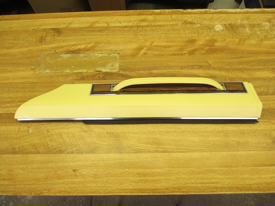 1980-1985 CADILLAC SEVILLE RIGHT REAR DOOR PULL HANDLE / TRIM ASSEMBLY YELLOW - Image 2 of 4