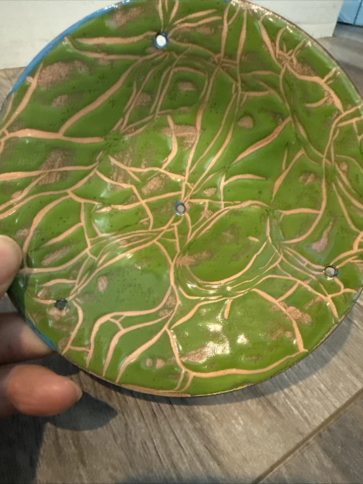 Hermoso plato vintage de cobre esmaltado MCM verde y dorado con 4 agujeros Foto 3 de 4