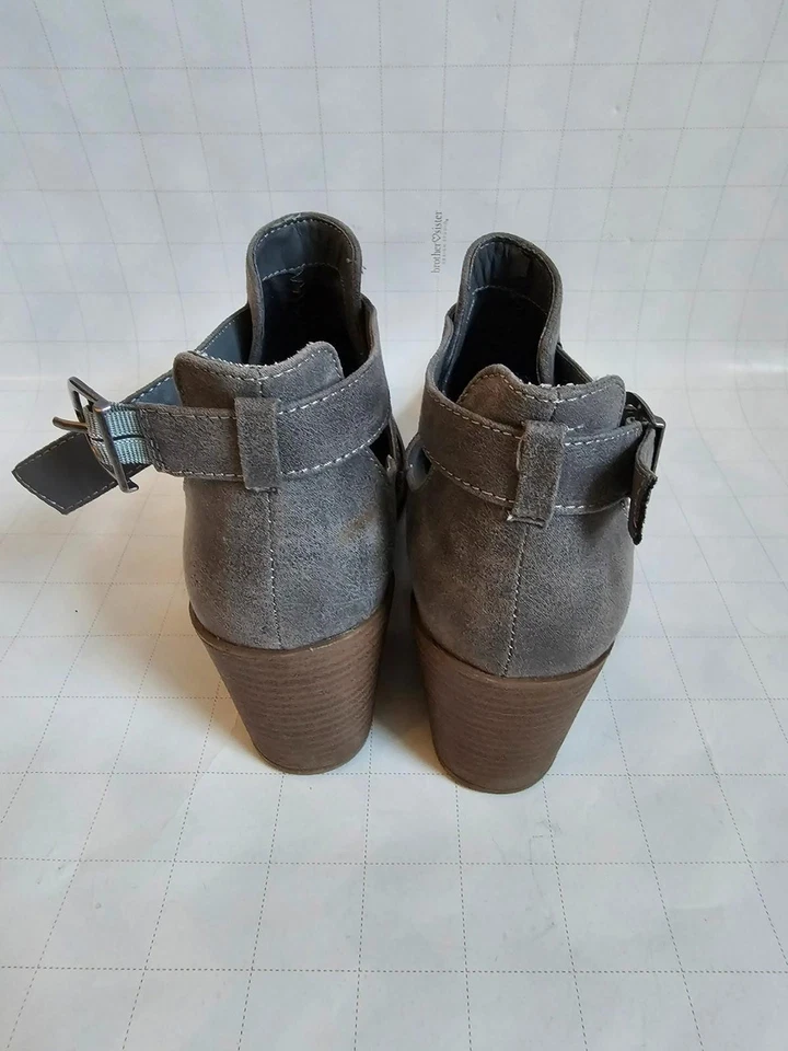 Qupid Gray Cutout Ankle Booties Women’s 7.5 - Image 3 of 4