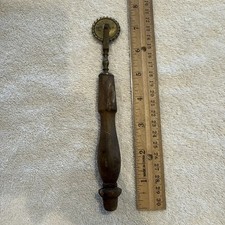 Antyczny mosiężny ciasto zaciskacz drewniany uchwyt 7,5"