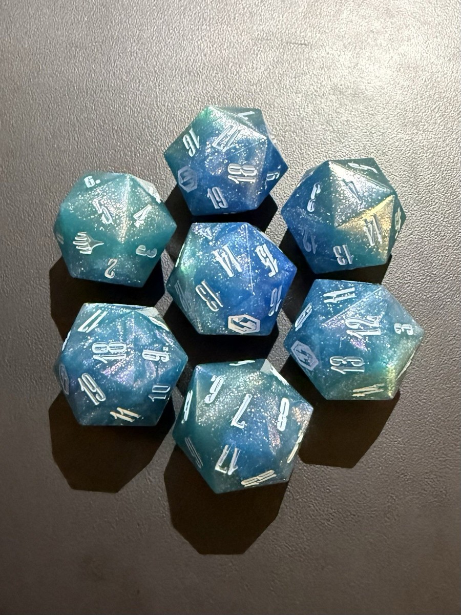 マジック：ザ・ギャザリング final fantasy gift bundle box dice set So, the dice in prerelease/gift bundle : r/magicTCG