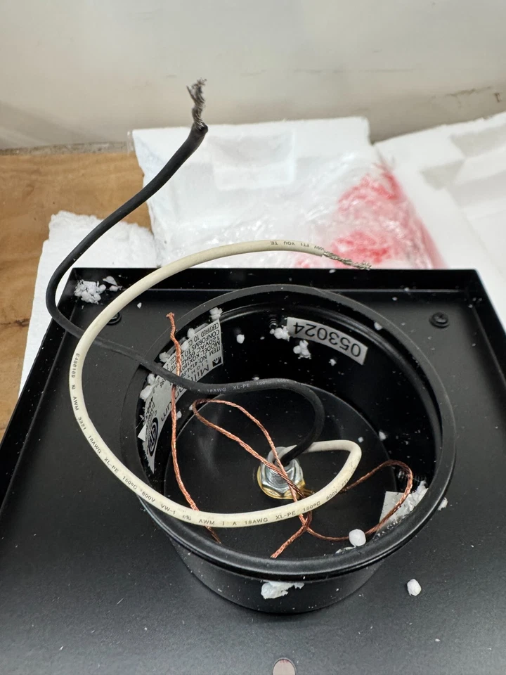 Millennium Lighting 4124-PBK Bowton luz de poste externa, revestimento em pó preto *USADO* - Imagem 4 de 4