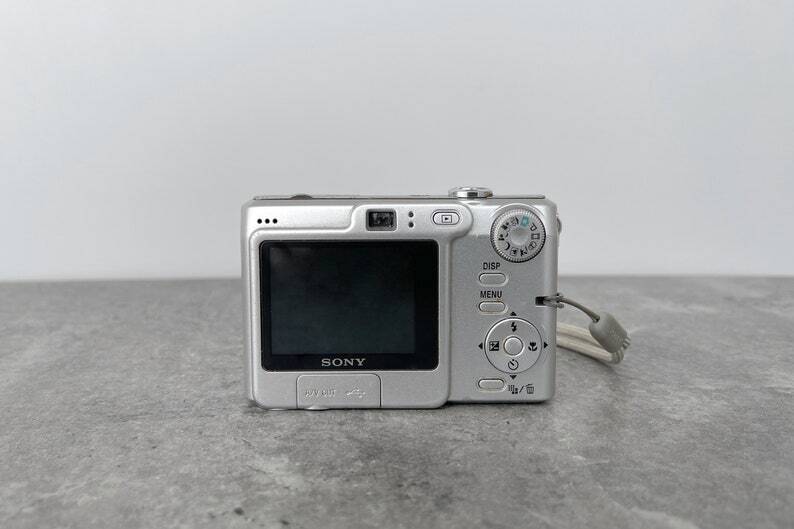 SONY DSC-W35 7.2MP CCD Vintage Digital Camera - Silver 100