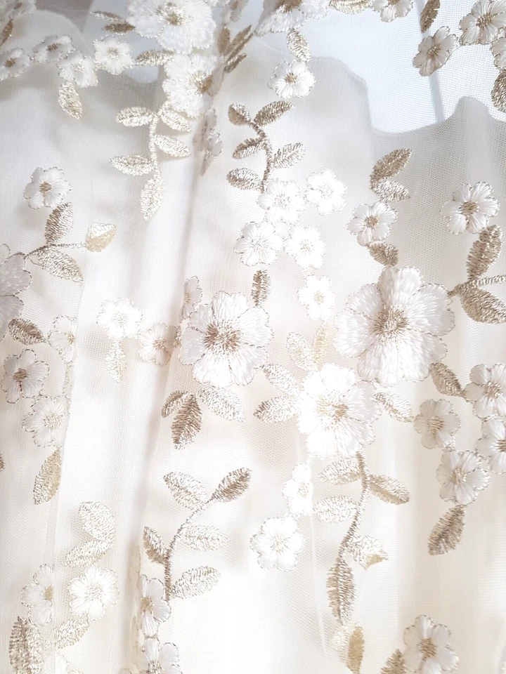 Vestido de ocasión Speechless Girls blanco y dorado. Bordado. Floral. Con cinturón. Foto 2 de 4