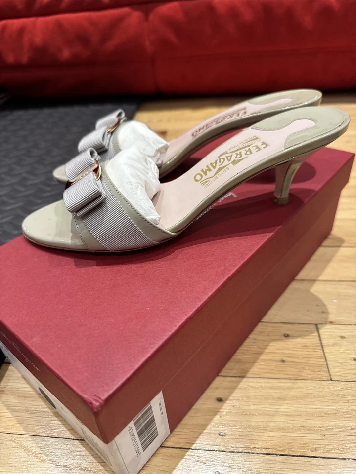 Sandalias Salvatore Ferragamo Glo Tacón Gatito Vara Arco Slide Charol Talla 6.5 Foto 2 de 4