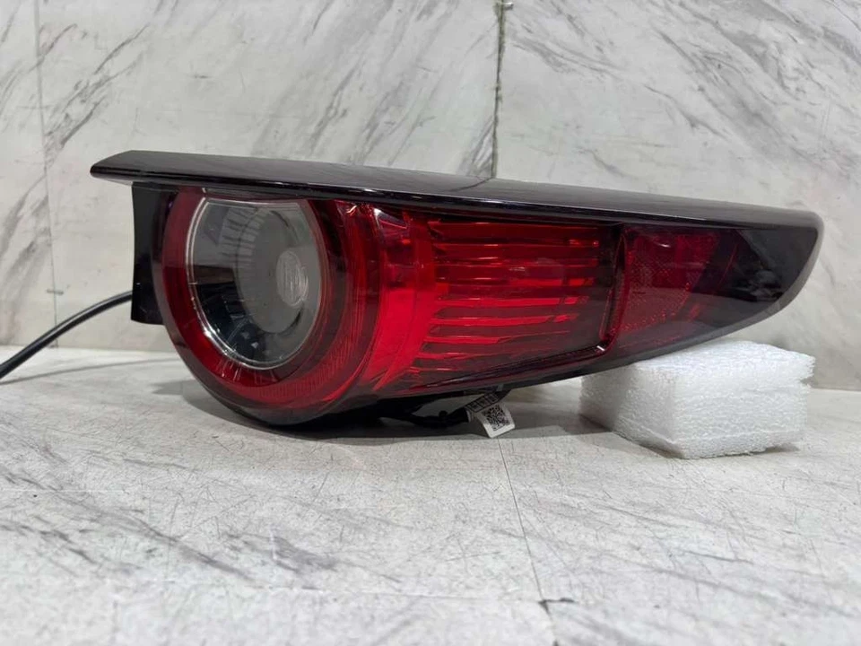 Luz trasera exterior Mazda CX-30 2020 2024 OEM lado derecho del pasajero LED DF45-51150 Foto 2 de 4