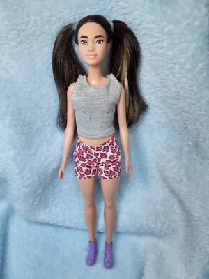 BARBIE FASHIONISTAS Petite Teenager Größe Puppe braunes Haar 2016