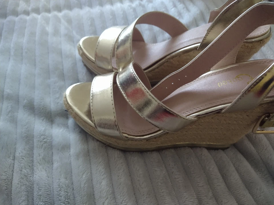 Two Pairs of Size 7 women silver and gold crossed strapped platform heels - Image 4 of 4