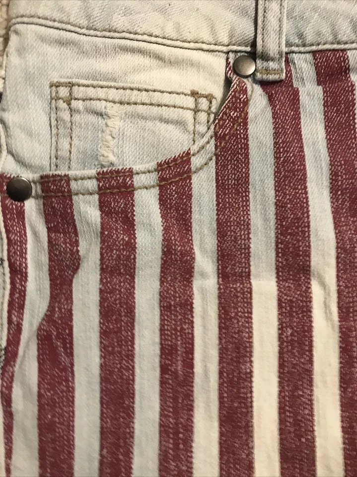 Pantalones Cortos Vaqueros Xhilaration Distressed Junior Estrellas y Rayas Talla 3 (Cintura 28) Foto 2 de 4