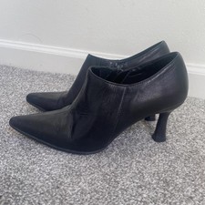 Chic vintage 90s black pointed-toe leather heels size 8