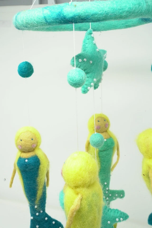 Círculo de sereia feito à mão de feltro pendurado/decoração de quarto de bebê/decoração de feltro para casa - Imagem 4 de 4