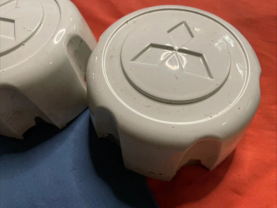 Tapacubos centrales de rueda Mitsubishi Montero Sport 1994-2004 MB816581 BLANCO OEM Foto 3 de 4