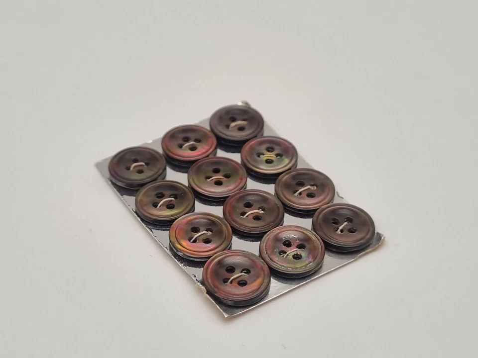 12 braune 4-Loch Perlmutt Knöpfe 11 mm / Mother-of-Pearl Button Bouton MOP C44 - Bild 2 von 2