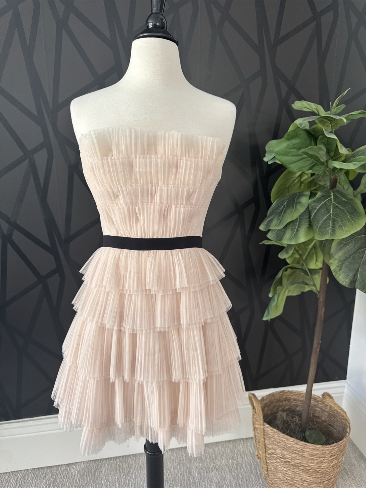 BCBGMAXAZRIA Women's Sleeveless Short Lace Dress Color Vanilla Size 2