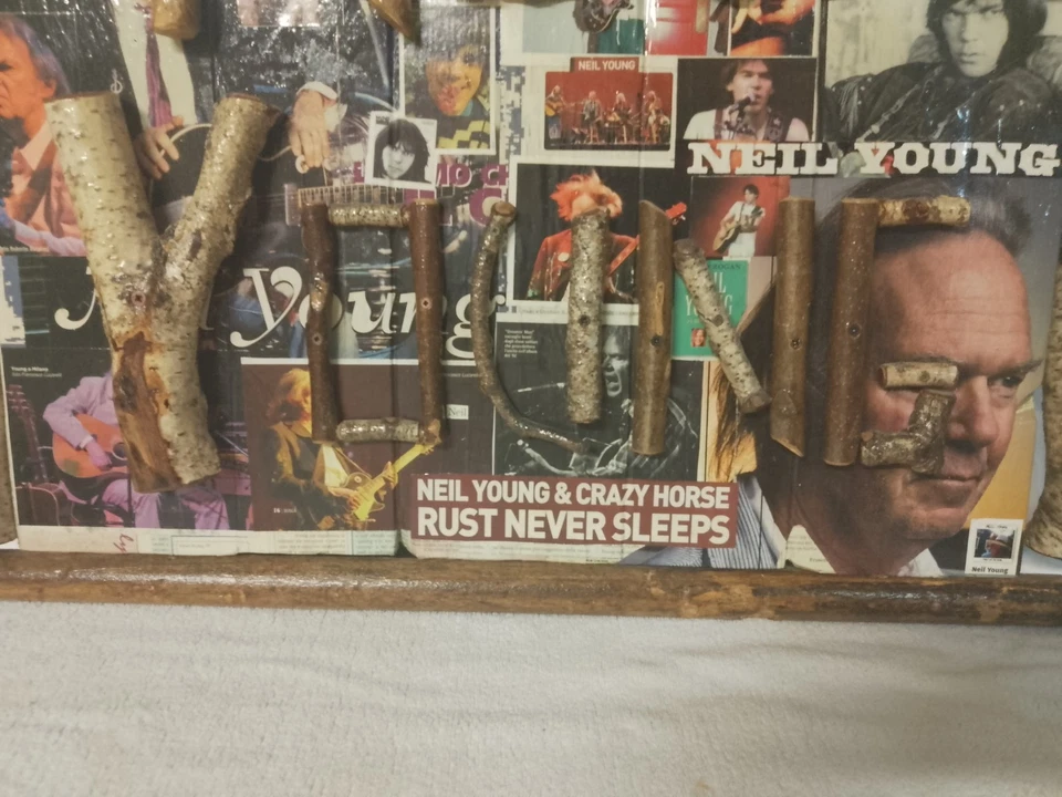 Neil Young INSEGNA LEGNO FATTA A MANO Serie Rock 08 - Immagine 4 di 4