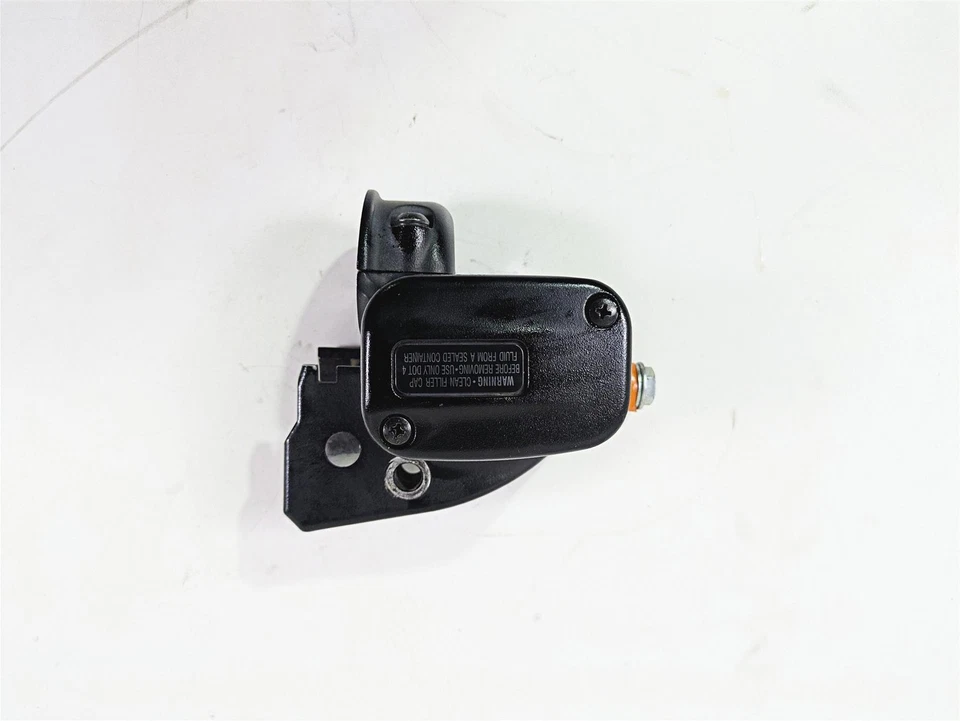 2017 Harley Softail Heritage Classic FLSTC Front Brake Master Cylinder 41700233 - Imagem 3 de 4