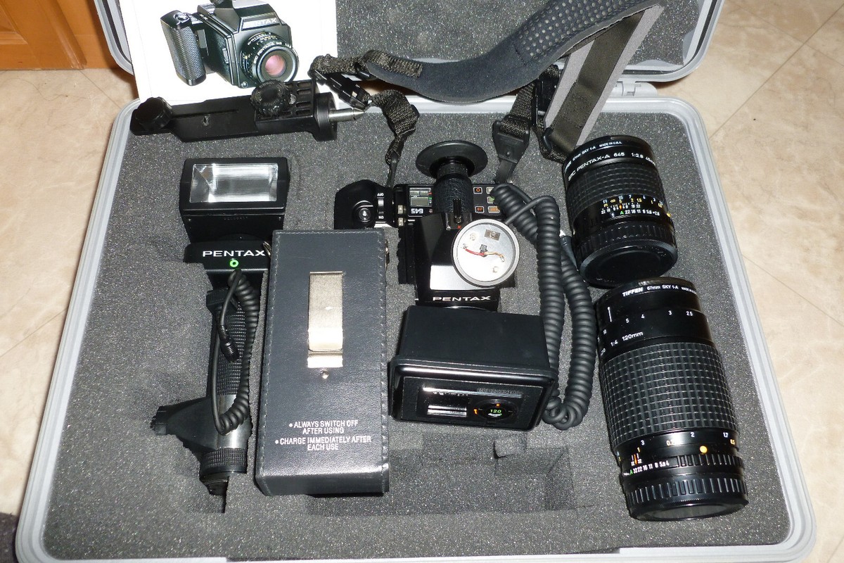 ペリカン Pentax 645 Medium Format Camera w/ 3 Pentax lenses, Flash