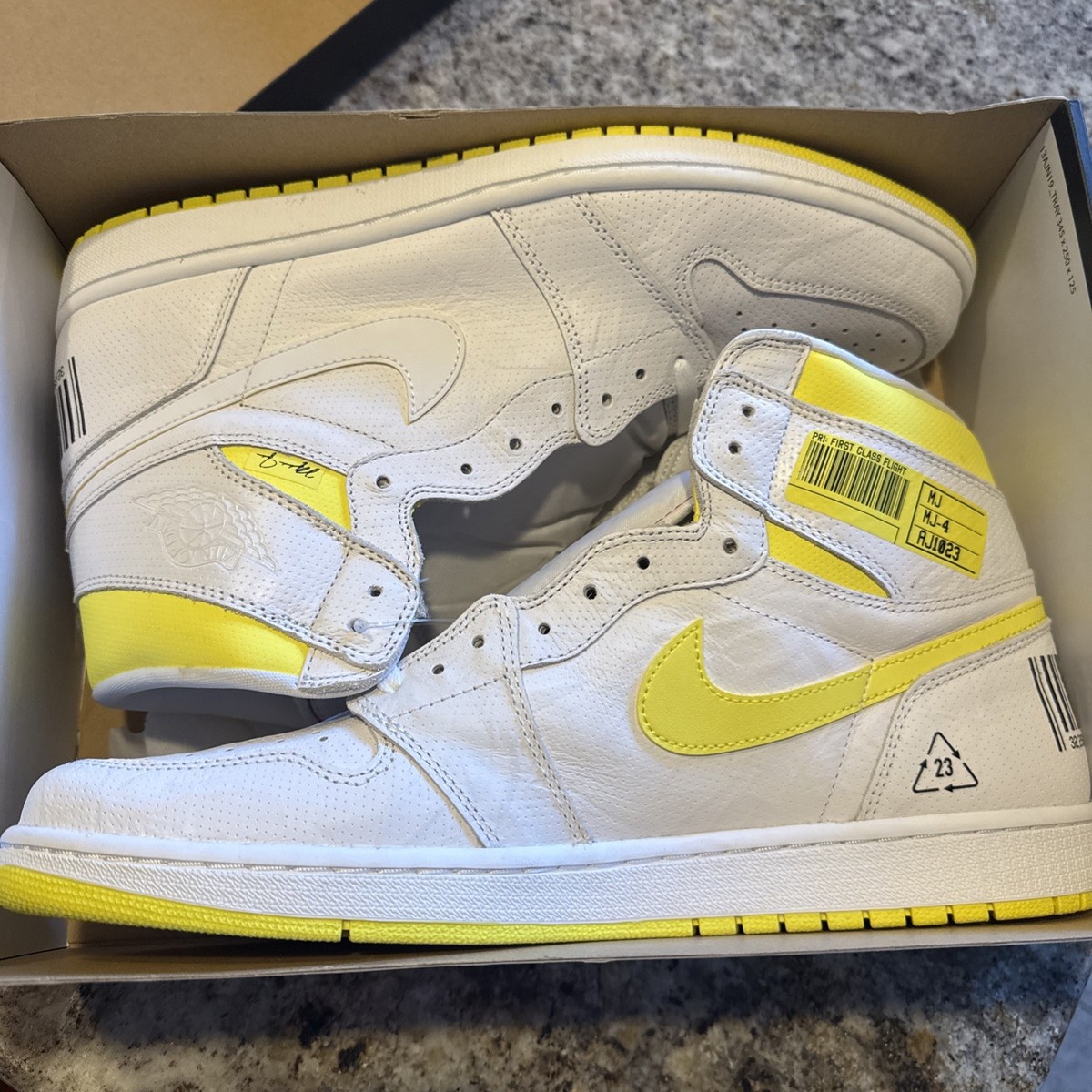 Air Jordan 1 Retro OG High First Class Flight Mens Shoe 2019  display picture 1