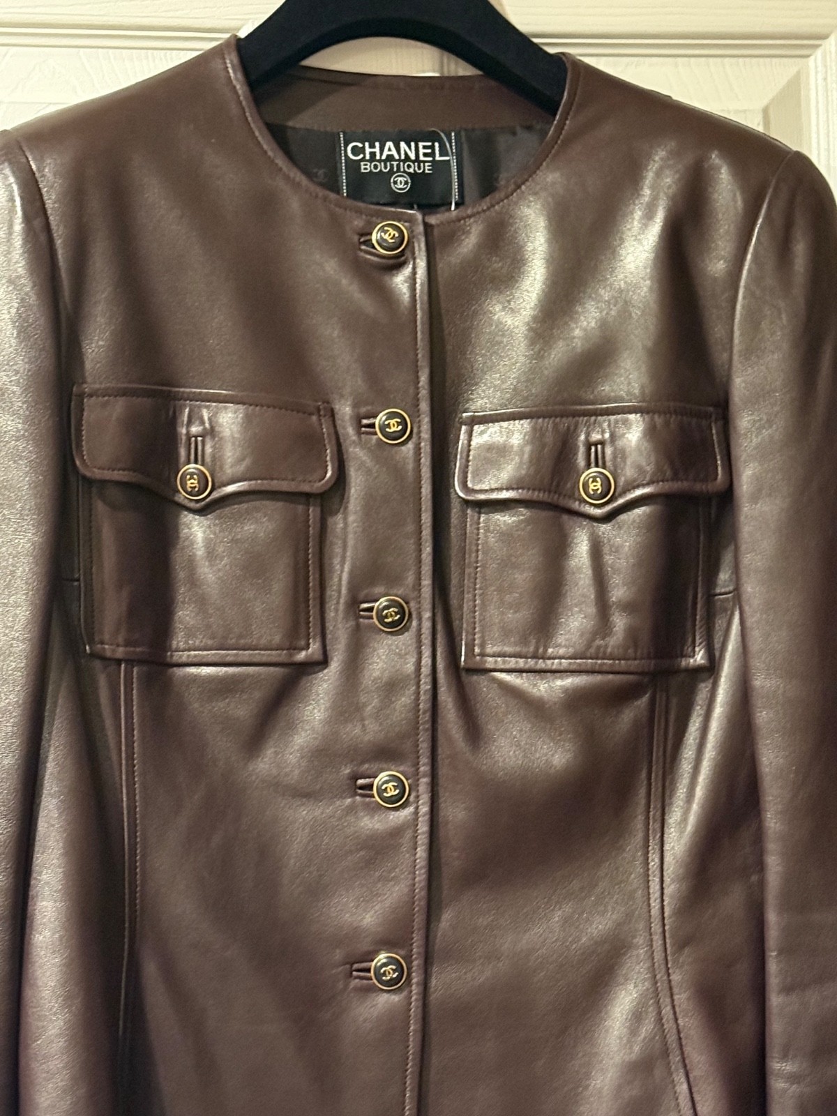 CHANEL BOUTIQUE FALL 1995 MUSEUM BROWN LEATHER JACKET 24K GOLD CC BUTTONS FR46 image 10