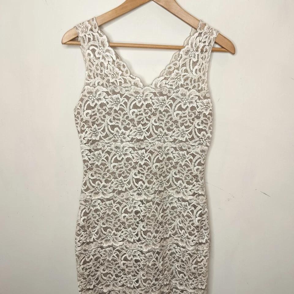 Vestido justo de renda White House Black Market mini M médio dourado coquetel - Imagem 2 de 4