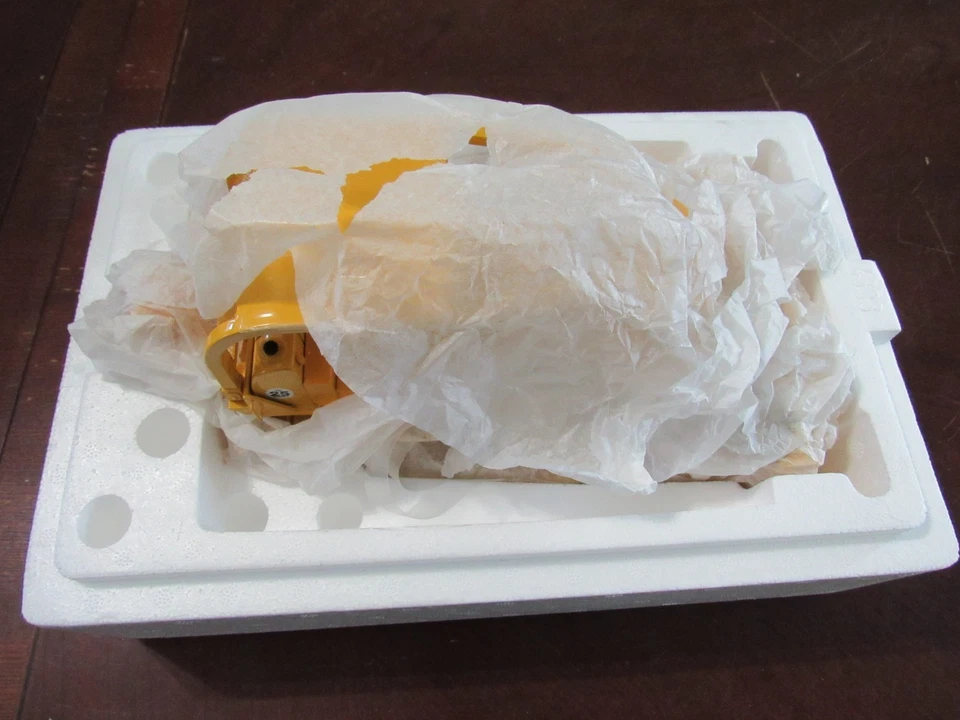 FIRST GEAR 1/25 CONSTRUCTION PIONEERS IH TD-25 CRAWLER W/SWEEP ROPS/WINCH - MIB - Image 2 of 4