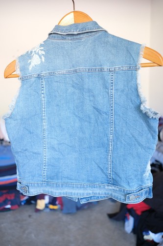 A.N.A A New Approach Denim Jean Vest Womens Sz Large Light Wash Flower Stitching - Picture 9 of 11