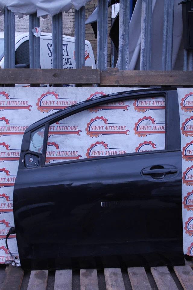 Puerta delantera izquierda Toyota Yaris MK2 (XP90) negra 5 puertas hatchback 2006-2011 Foto 3 de 4