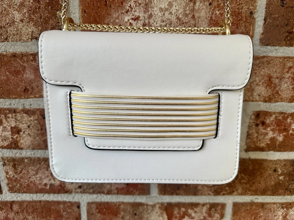 Cartera Bandolera GIANNI BINI Blanca con Oro con Correa de Cadena Dorada de 48”x6”x3” Foto 2 de 4