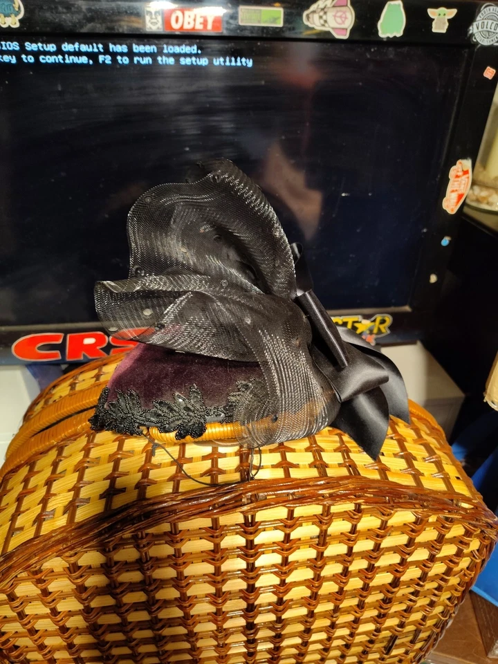 WHITTALL & SHON CONTAS E LANTEJOULAS PÍLULA CAIXA CHAPÉU FASCINADOR PRETO VELUDO ROXO PROFUNDO - Imagem 2 de 4