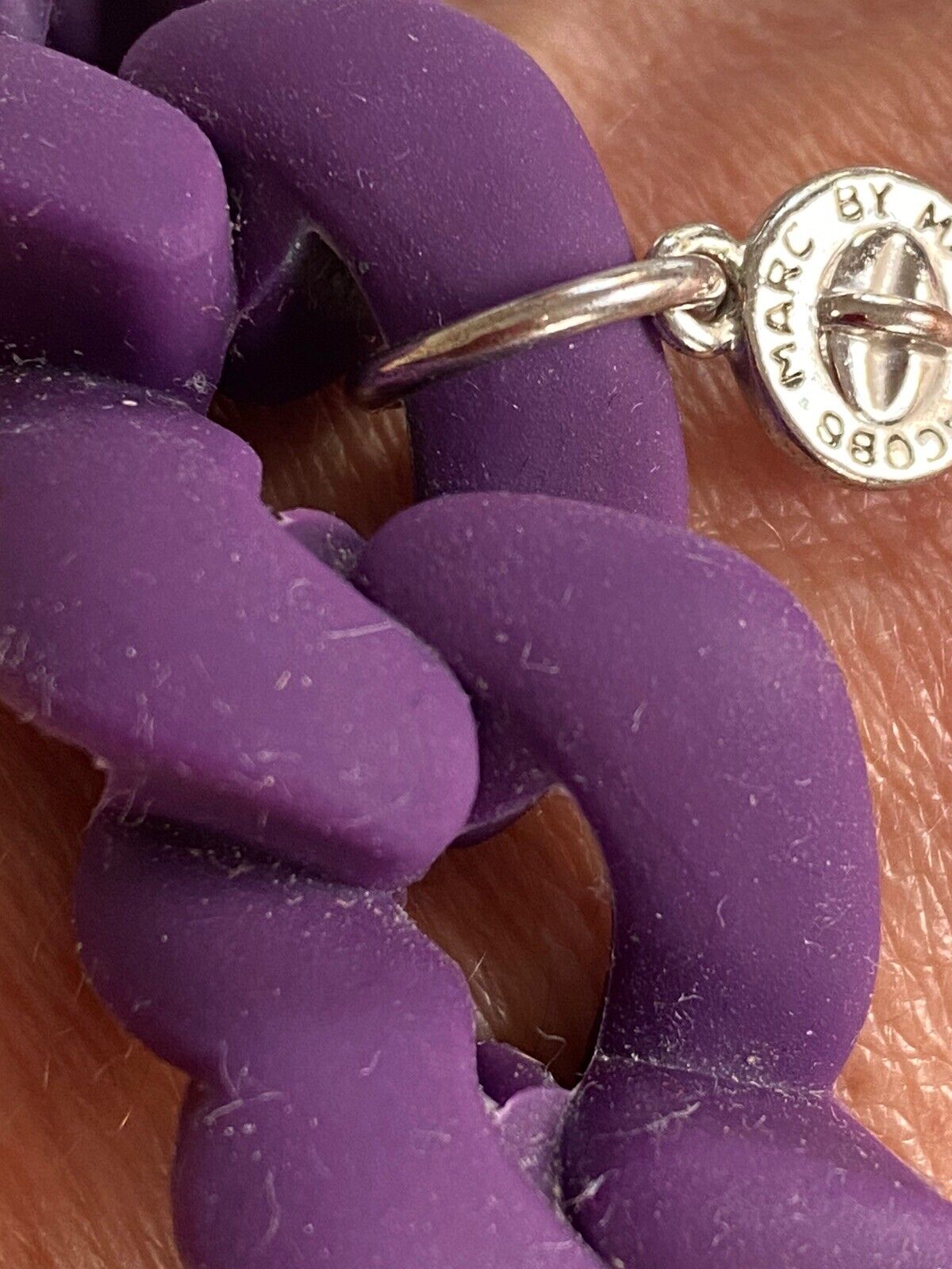 Marc Jacobs bracelet Silicone Façon Grosse Maille Très Bon État Couleur Violet