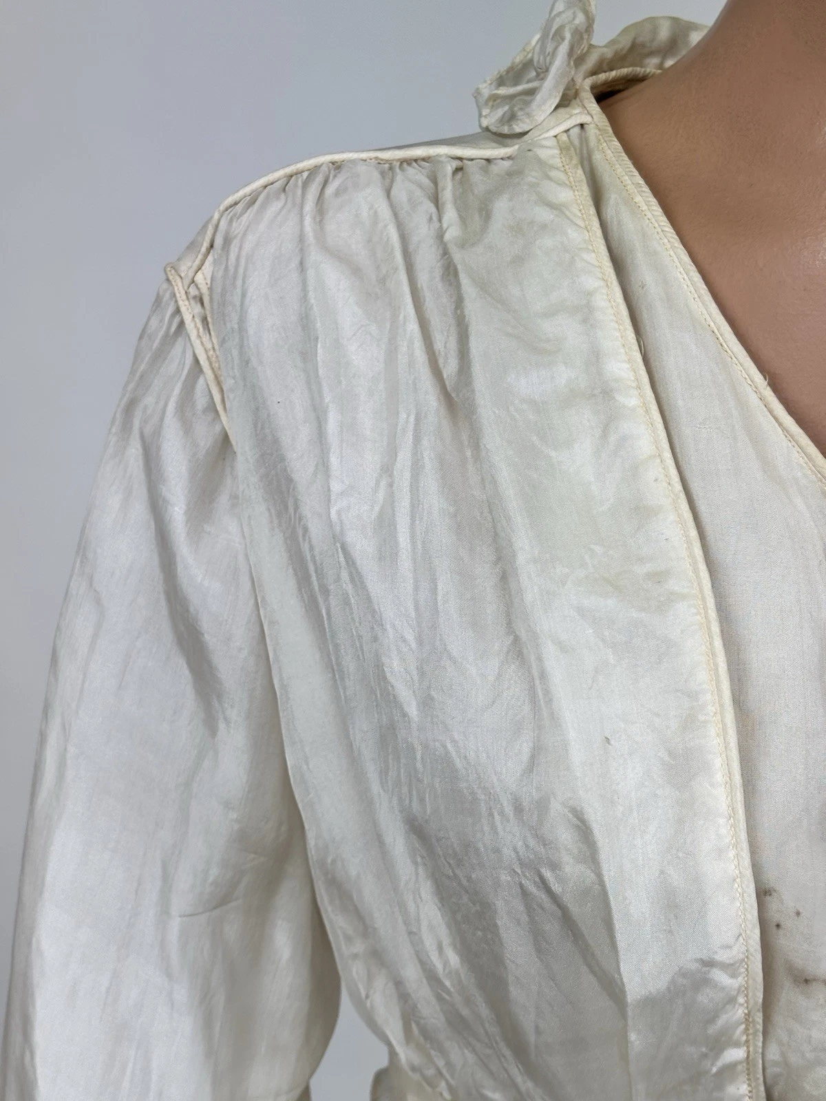 OFF WHITE Antico abito da giorno edoardiano anni '10 in seta bianco sporco orlo con volant manica lunga COSÌ COM'È