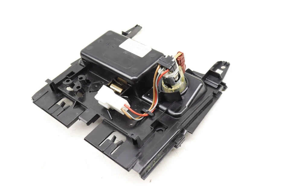 Mercedes-Benz E63 AMG 2010-2013 - Cenicero consola central delantera/bandeja de cenizas Foto 3 de 4